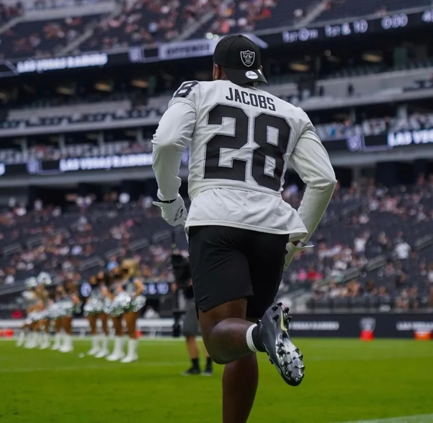 INSTAGRAM: @iam_joshjacobs Los pases aéreos han tomado más relevancia que el acarreo de balón