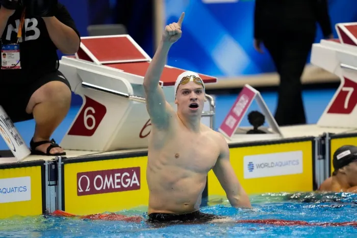 Leon Marchand festeja su triunfo