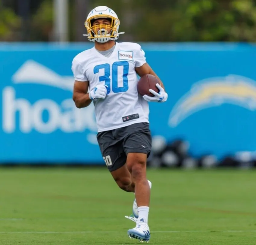 INSTAGRAM: @austinekeler Los pases aéreos han tomado más relevancia que el acarreo de balón