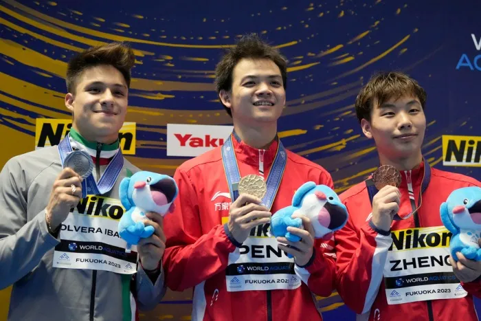 Osmar Olvera en el podio