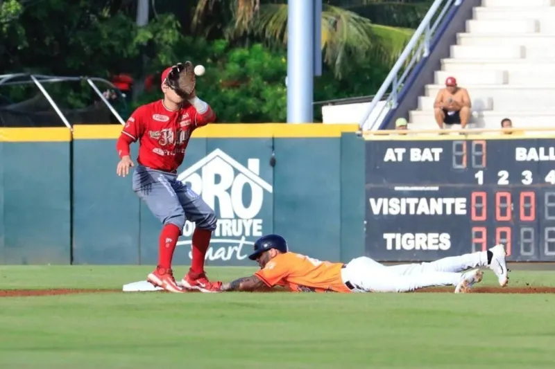 Tigres venciendo a los Diablos Rojos del México