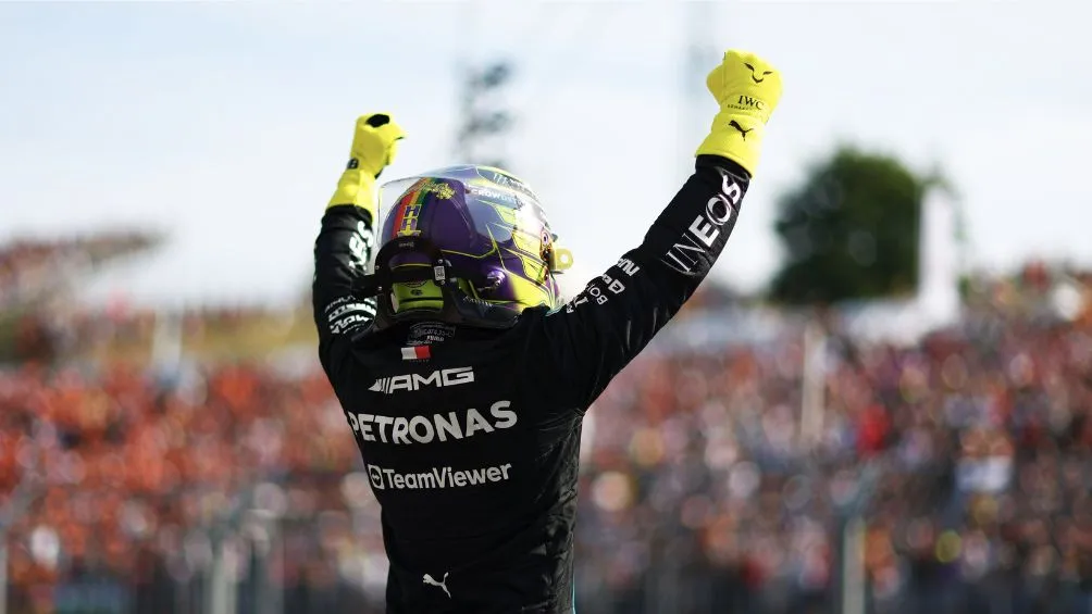 Hamilton celebrando su pole en Hungría