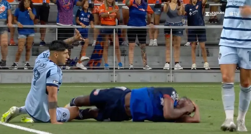 Pulido recibe roja directa por cabezazo en Leagues Cup