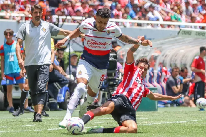 Alexis Vega en un partido con Chivas