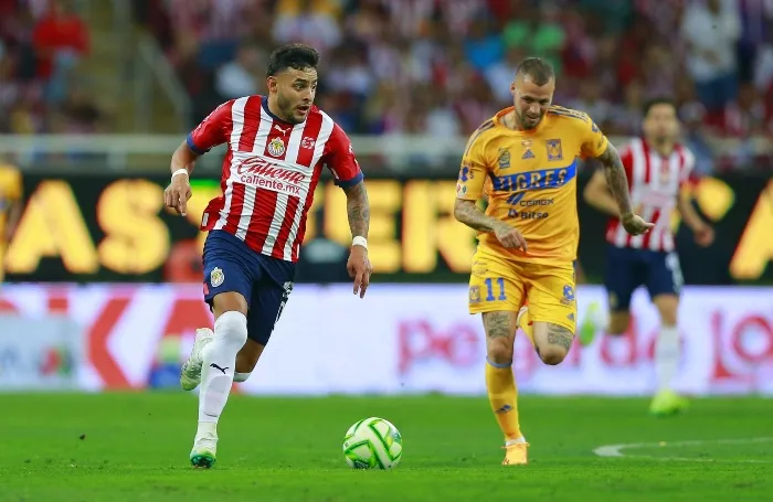 Alexis Vega en un partido con Chivas