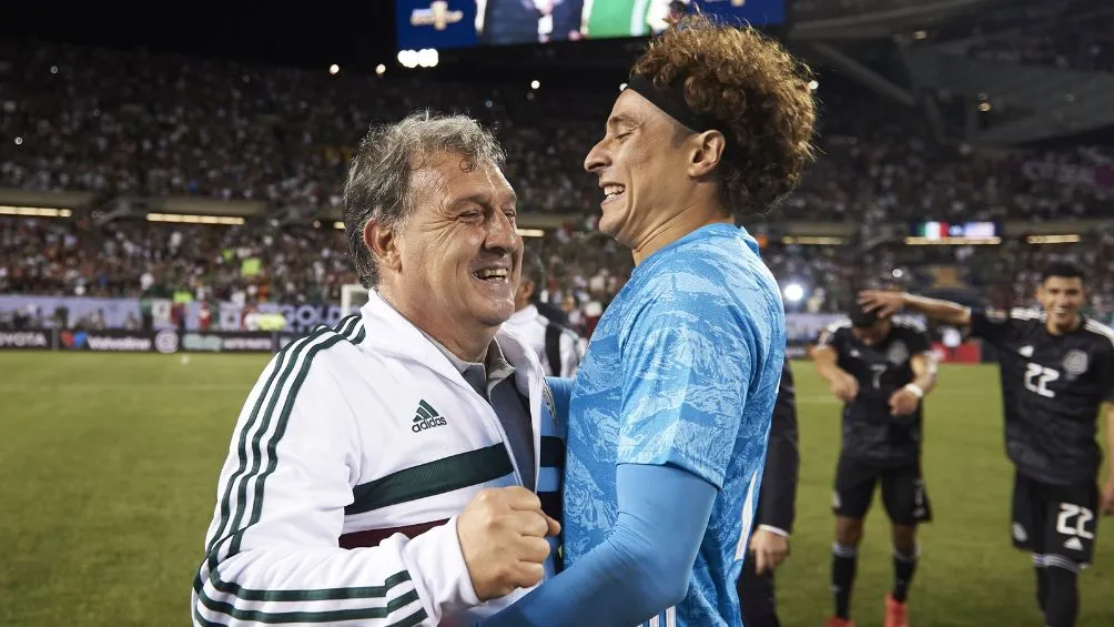 Martino celebra con Guillermo Ochoa