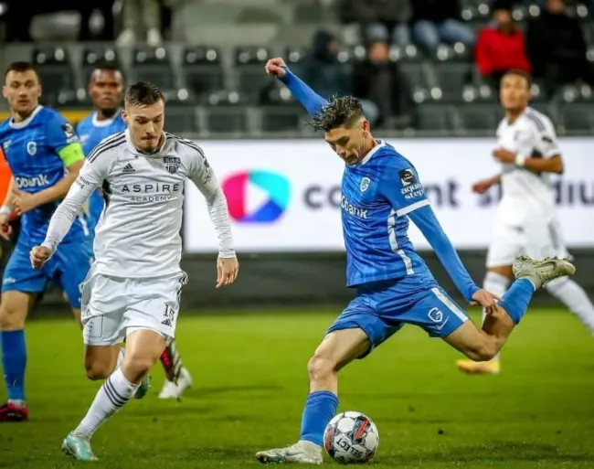 Gerardo Arteaga en un partido con Genk