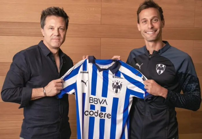 Sergio Canales con la camiseta de Rayados