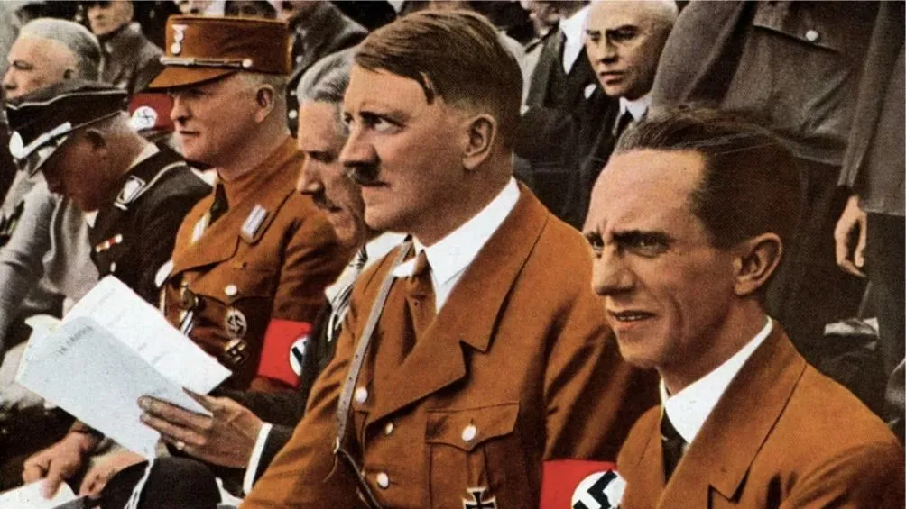 El ministro junto a Adolf Hitler