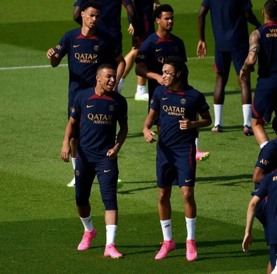 Kylian con su hermano Ethan en el PSG
