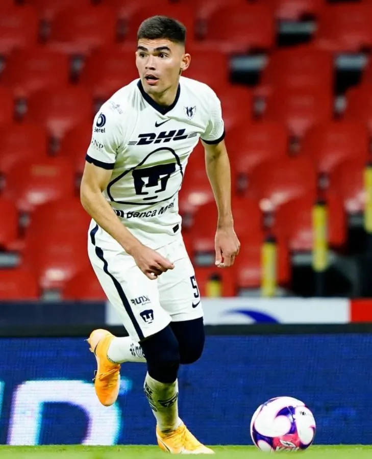 Johan Vásquez con los Pumas