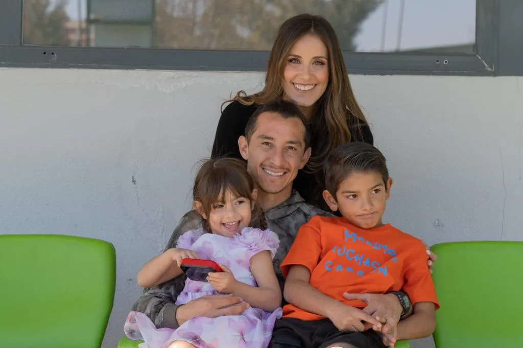 Sandra y Andrés Guardado con sus hijos.