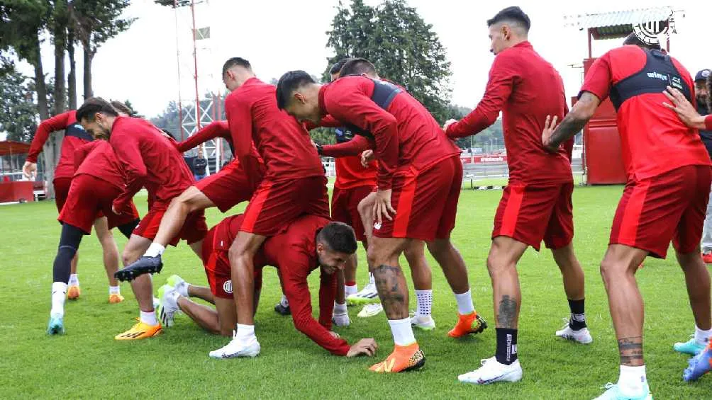 Los jugadores recibieron a Raúl