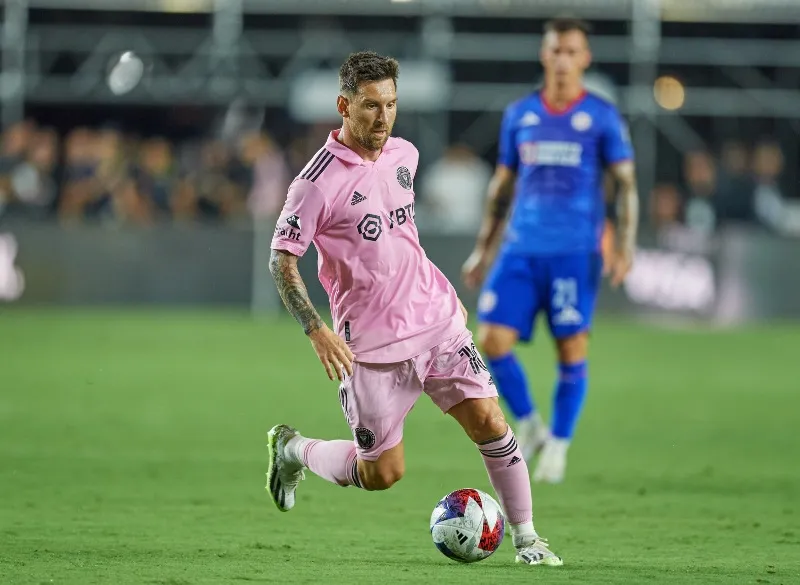 Messi enfrentando al Cruz Azul