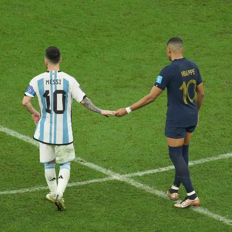 Mbappé enfrentando a Messi en Qatar 2022
