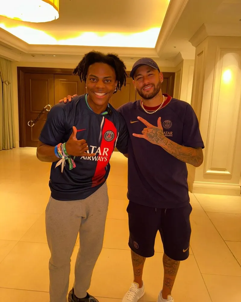 Speed tomándose una foto con Neymar