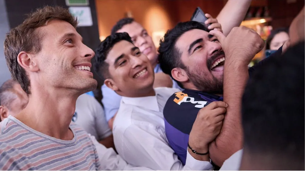 Canales posa junto a la afición regia