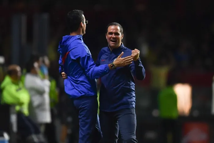 André Jardine celebra un gol durante un partido de América