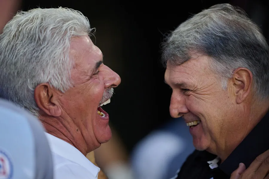 Ferretti ríe con Gerardo Martino