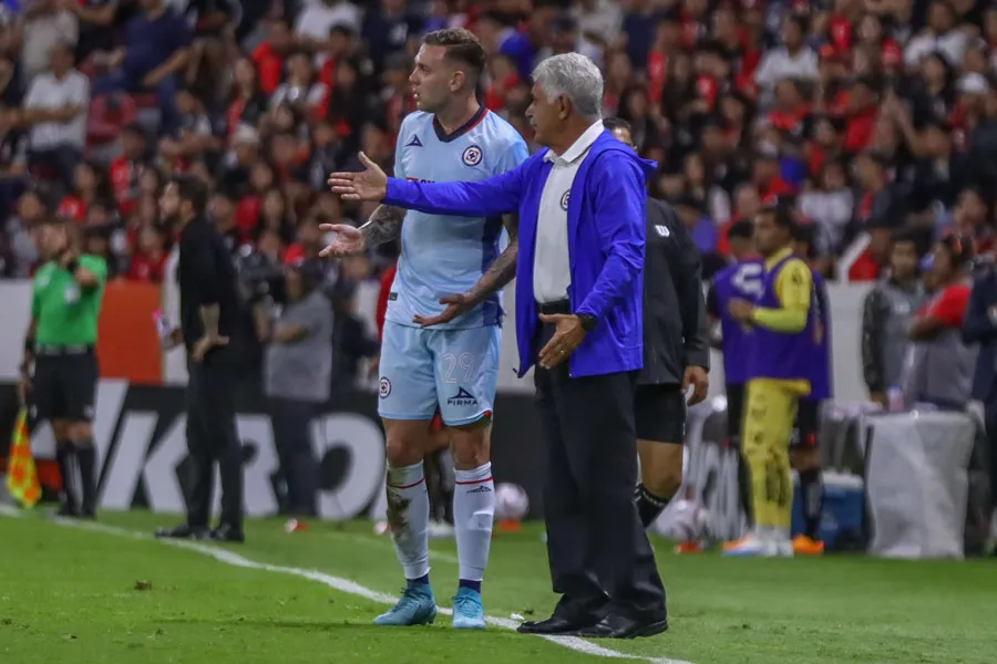 El DT da indicaciones a Rotondi