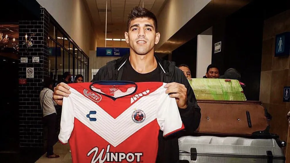 Leandro Díaz durante su llegada a Veracruz