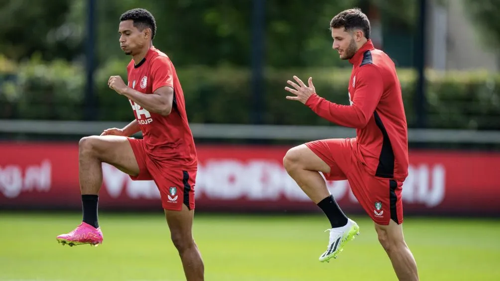 TWITTER: @Feyenoord El delantero mexicano en su primer entrenamiento