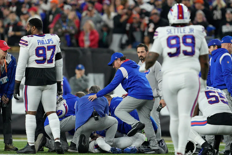 El cuerpo médico salvándole la vida al safety