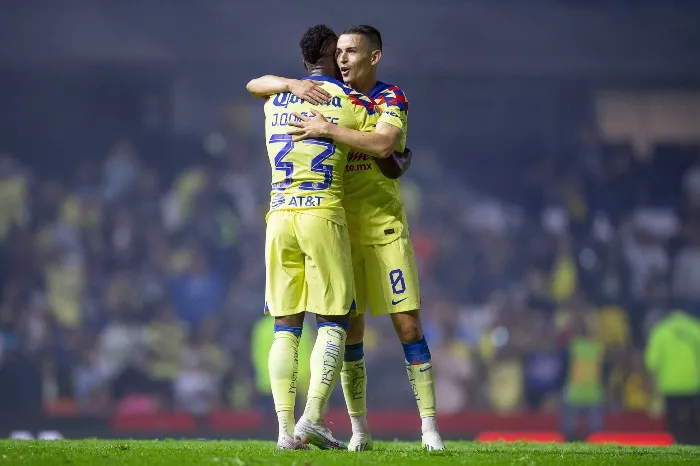 Fidalgo abraza a Julián Quiñones tras una anotación