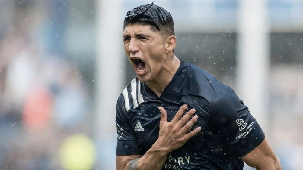 Alan Pulido celebra gol con el Kansas