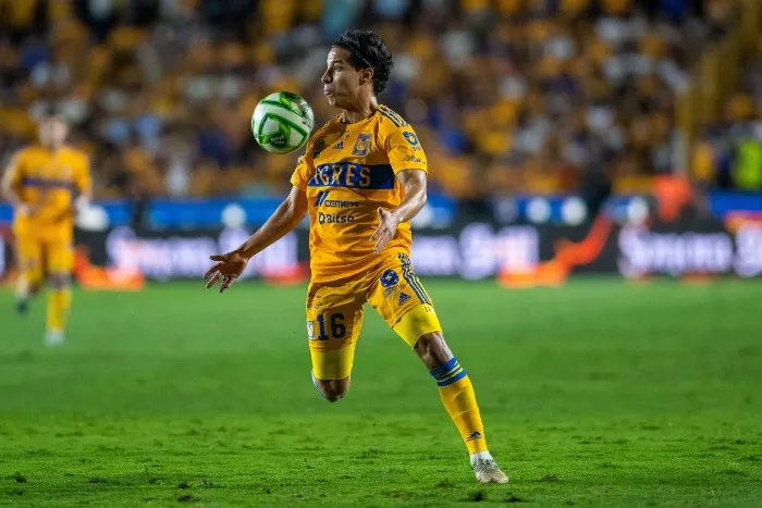 Diego Lainez durante un partido de Tigres