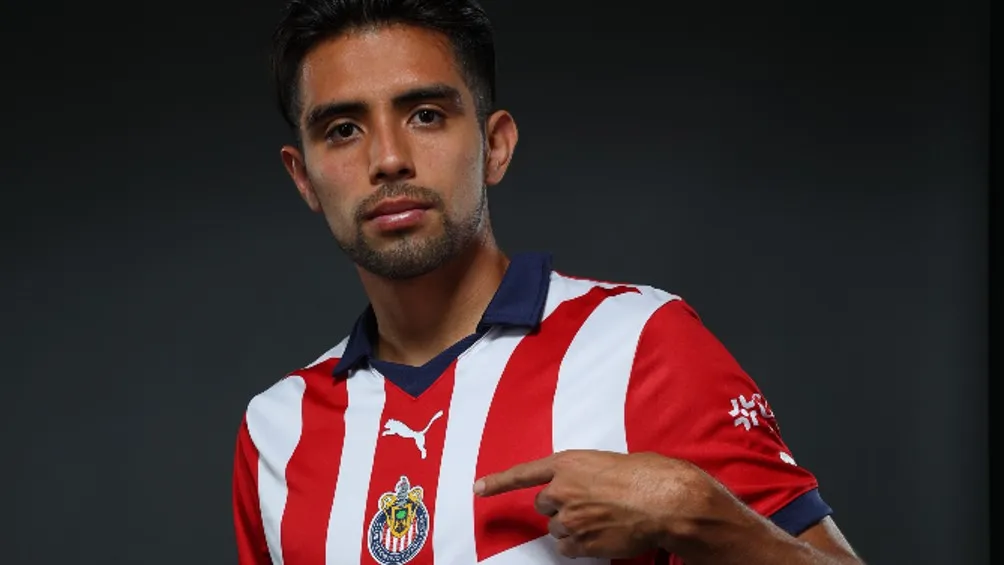 Ricardo Marín ya presume la playera de Chivas