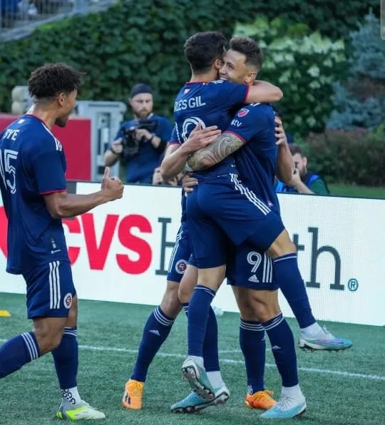 Jugadores de New England festejan un gol