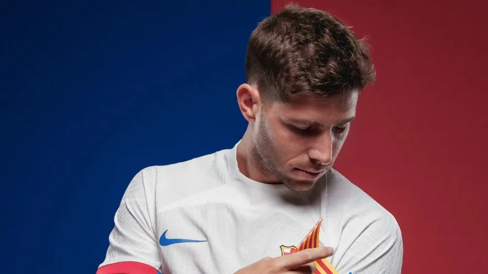 Sergi Roberto posando con la nueva playera