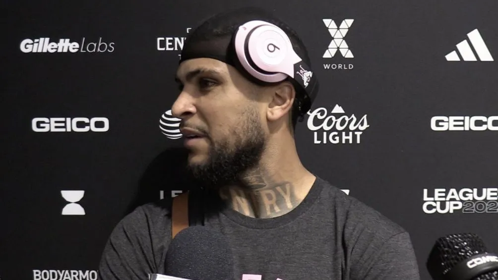 DeAndre Yedlin con sus auriculares Beat personalizados