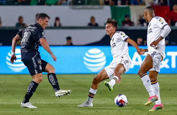 Acciones entre La Fiera y el Galaxy