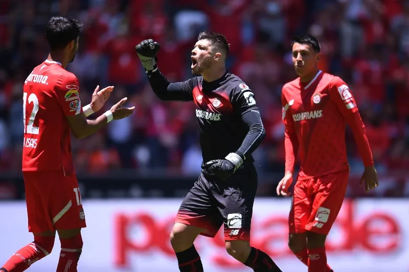 Tiago Volpi celebrando con el Toluca
