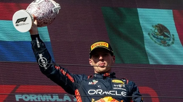 Verstappen con el premio tras la carrera