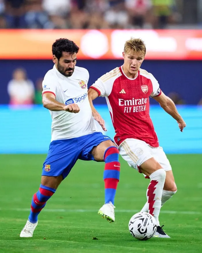 INSTAGRAM @fcbarcelona Gündoğan disputando el balón