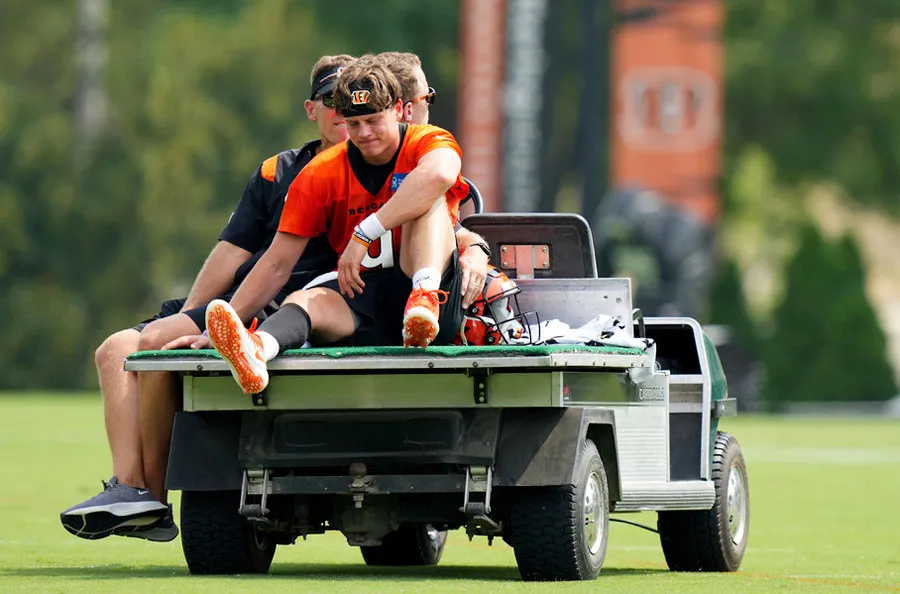 El quarterback deja el campo en carrito