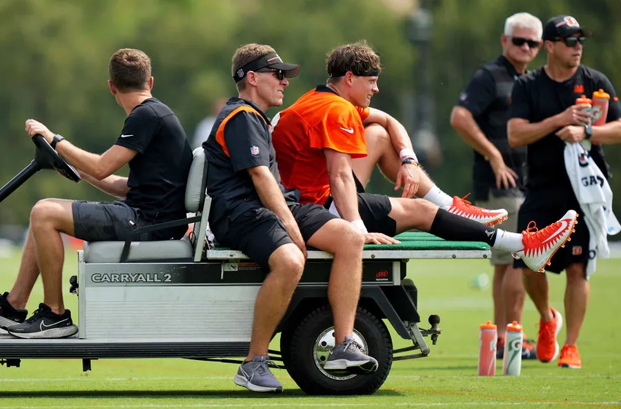 AP El quarterback salió del campo con asistencia