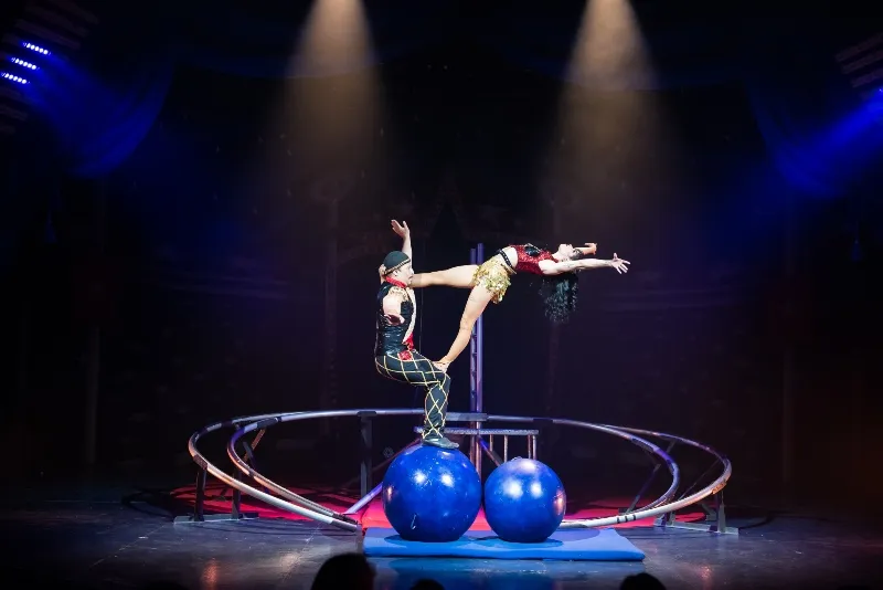 El circo dejó las carpas para volver al teatro.