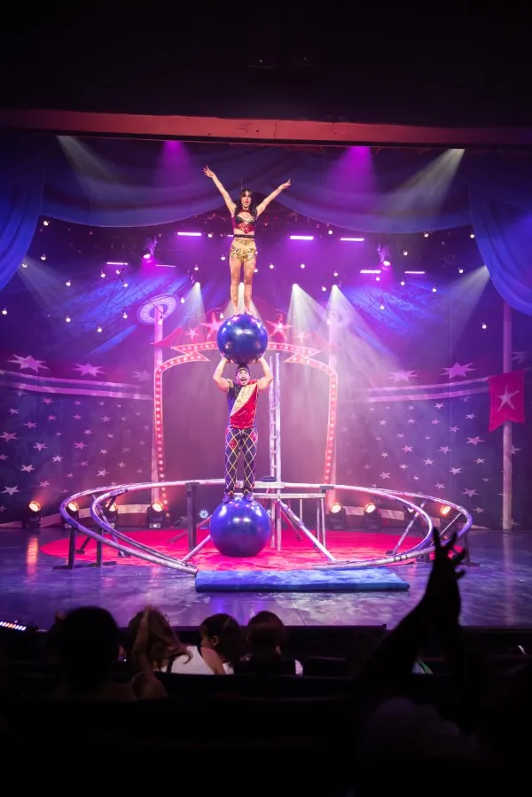 Malabaristas del circo Atayde en acción