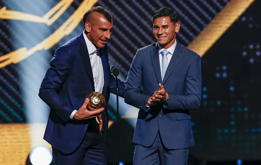 Ustari con Nahuel Guzmán en ceremonia del Balón de Oro