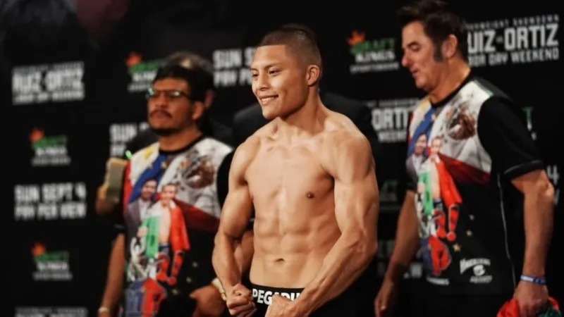 Isaac Cruz previo a su combate