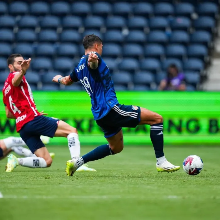 Brandon Vázquez anotando contra las Chivas