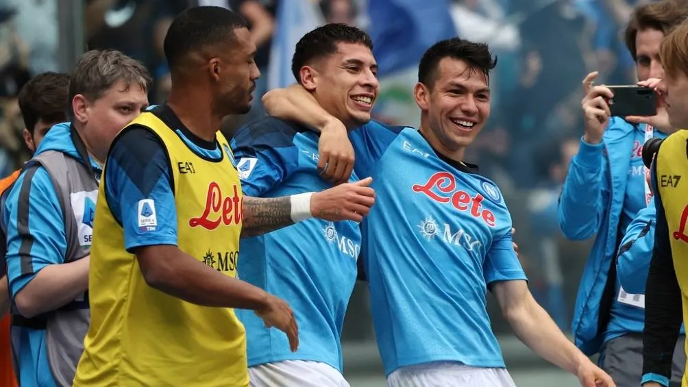 Hirving Lozano en partido con el Napoli