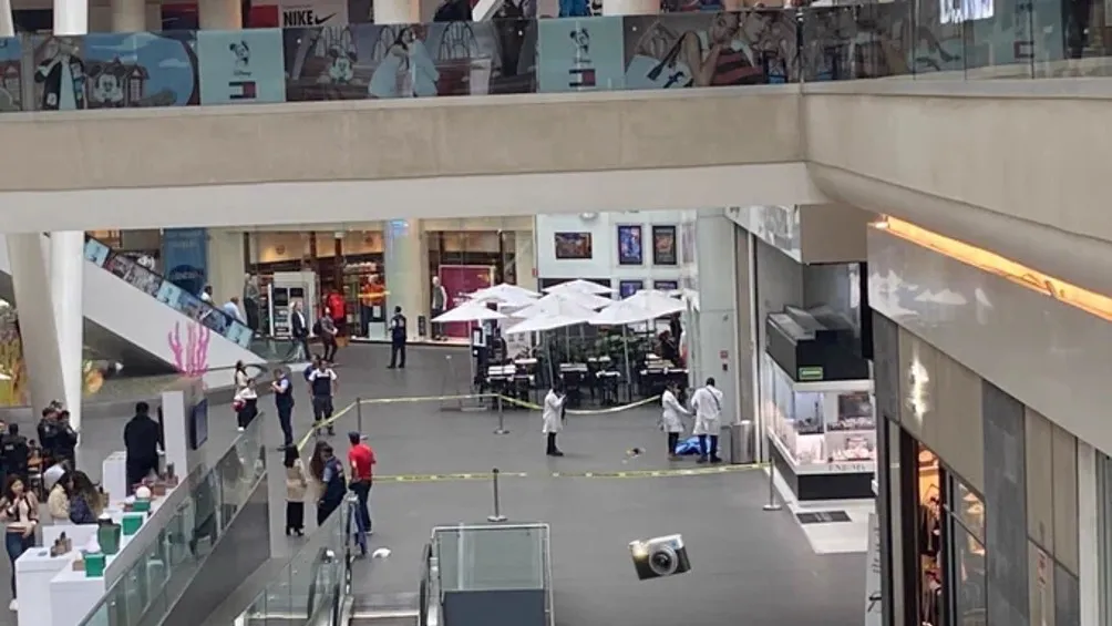 Muerto en Reforma 222 causa pánico