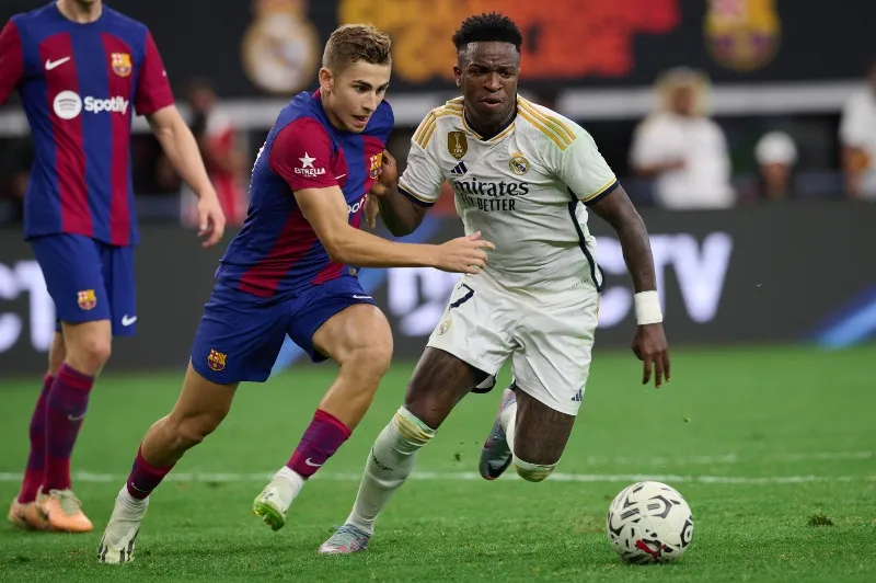 Barcelona y Real Madrid disputando el balón