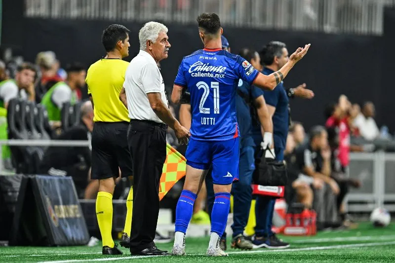 'Tuca' dándole instrucciones a Lotti