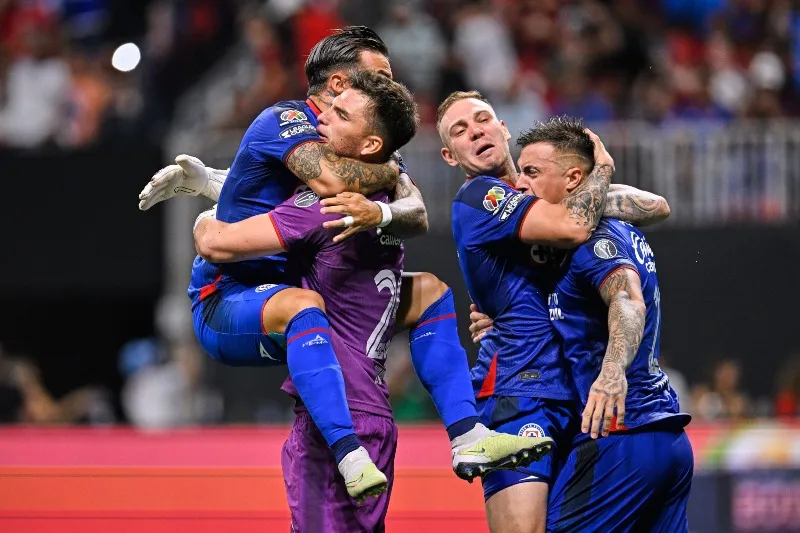 Jugadores de Cruz Azul celebrando el triunfo